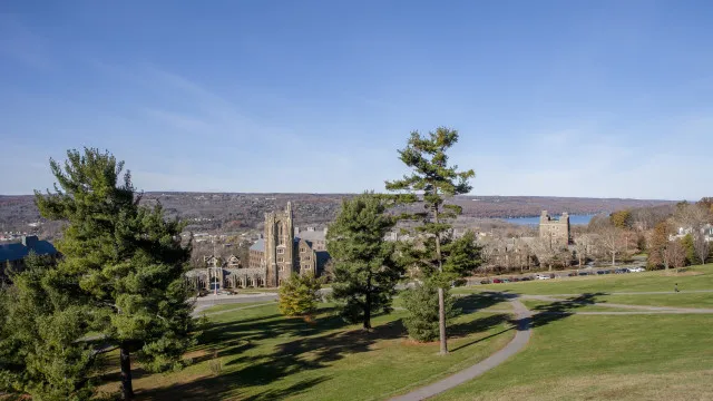 
                    Universidade de Cornell. Caso de violação de grupo reaberto: Que se sabe
                