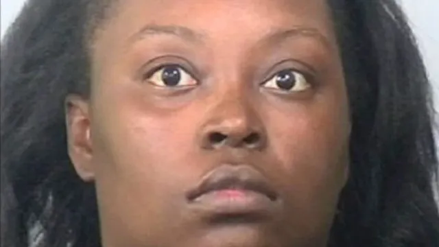 
                    Criança de 4 anos morre após encontrar arma na mala da mãe e disparar
                
