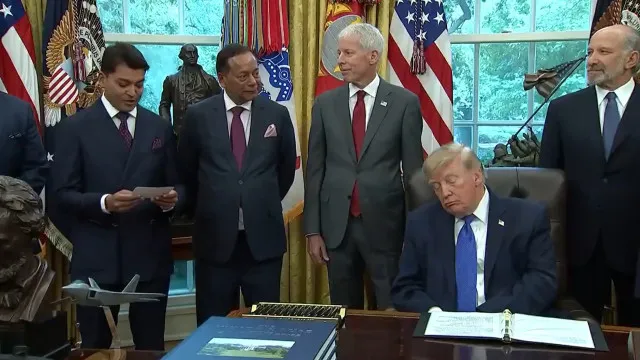 
                    Donald Trump volta a parecer adormecer na Casa Branca. Eis o momento
                