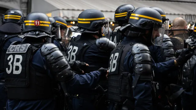 
                    Foram detidas 440 pessoas em protestos estudantis violentos em França
                
