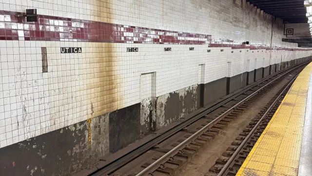 EUA. Homem morre arrastado por metro depois de saco ficar preso na porta