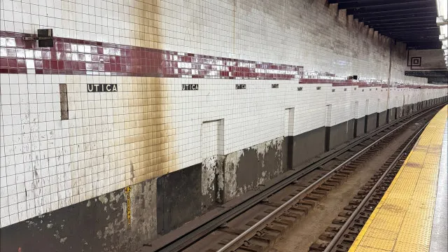 EUA. Homem morre arrastado por metro depois de saco ficar preso na porta