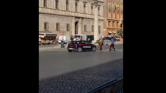 
                    Durante detenção, agente é atropelado por carro da... polícia
                