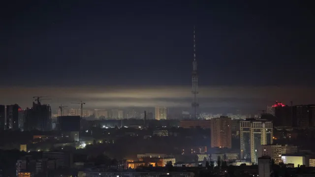 
                    Pelo menos dois mortos e quatro feridos em ataque russo contra Kyiv
                