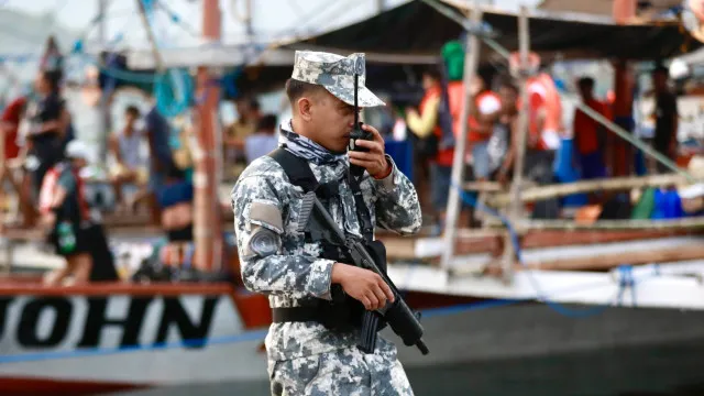 
                    China mobiliza caças e bombardeiros junto a atol disputado com Filipinas
                