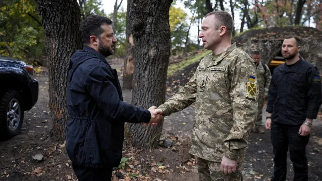 
                    Zelensky visitou soldados na linha da frente no leste do país
                