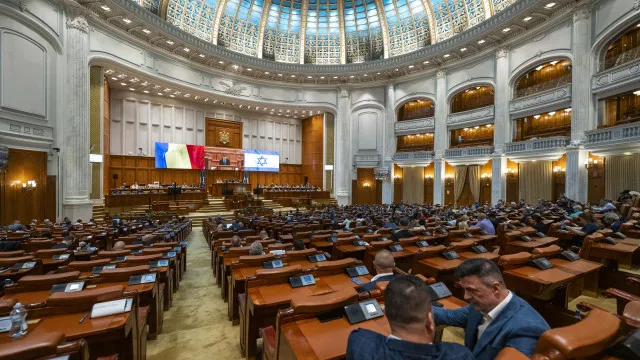 
                    Parlamento romeno rejeita novo primeiro-ministro e agrava crise política
                