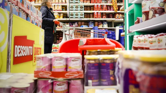 
                    Cabaz alimentar sobe 11 cêntimos na última semana para 254,22 euros
                
