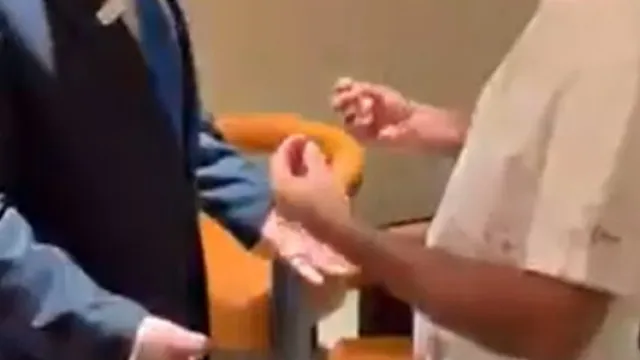 
                    Herói de voo desviado recebido por Netanyahu no aeroporto. O vídeo
                