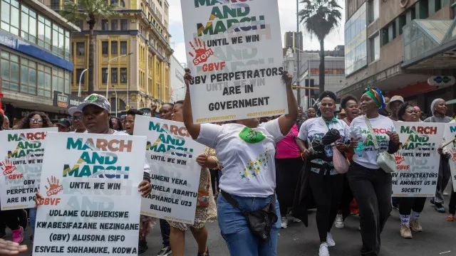 
                    Centenas de pessoas marcham na África do Sul contra a imigração ilegal
                