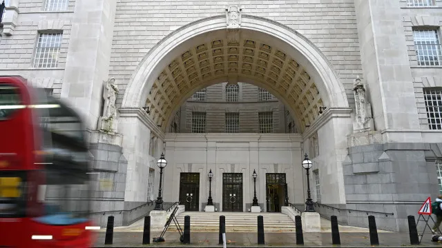 
                    MI5 pede a universidades que cortem laços com instituto chinês
                