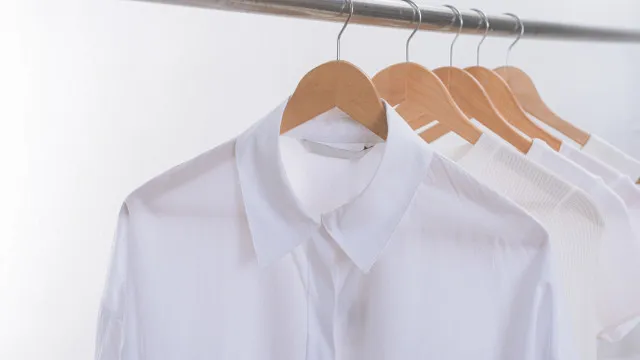 
                    Como remover as manchas amareladas de camisas brancas
                