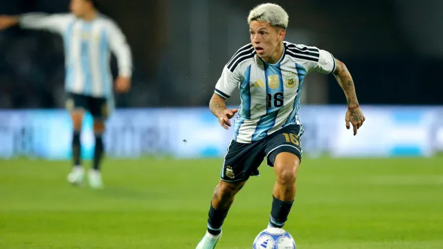 
                    Argentina goleia Bolívia com Prestianni em estreia a titular e sem Messi
                