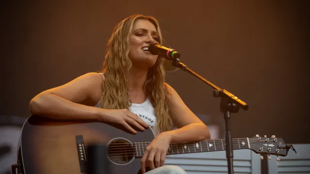 
                    Nena fala de muitas emoções em novo álbum que nasceu do fascínio pelo mar
                