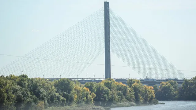 
                    Ataque russo a Kyiv mata uma pessoa e encerra ponte sobre o rio Dniepre
                