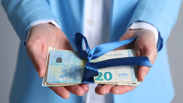 
                    Recebi um prémio ou bónus no trabalho: Como é tributado em IRS?
                