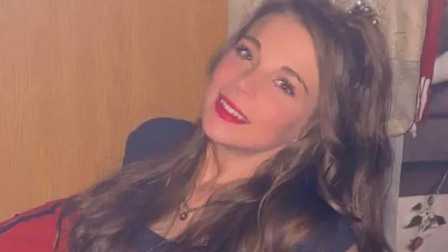 
                    Criança liga a avó a dizer que tem fome. Tinha sido esfaqueado pela mãe
                