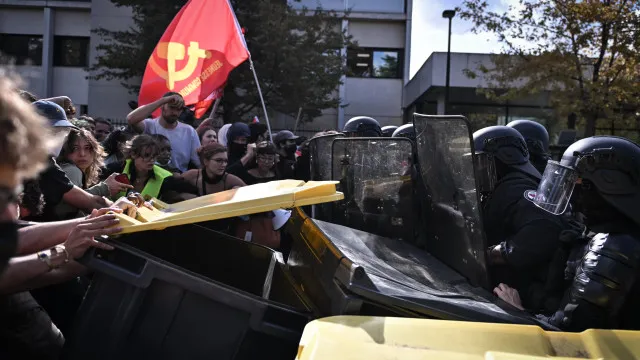 
                    Governo francês acusa extrema-esquerda de incitar violência em protestos
                