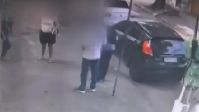 
                    Ladrão arranca aliança de homem à dentada em frente a escola no Brasil
                