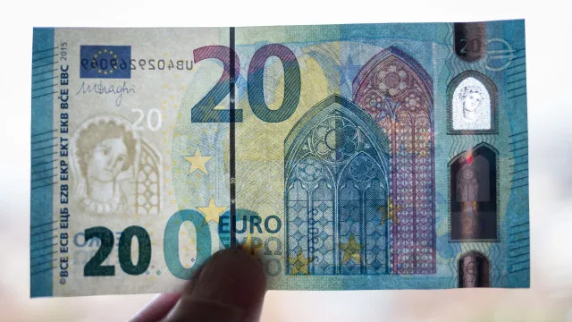 
                    Euro volta a cair e desce para mínimos de maio de 2025
                