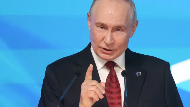 
                    Putin ameaça utilizar 