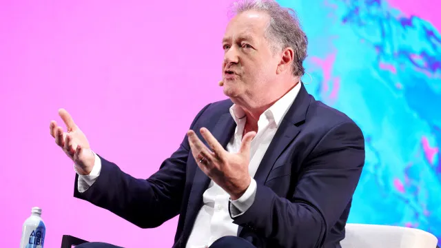 
                    Piers Morgan atira-se a Jesus pela Ronaldo: 