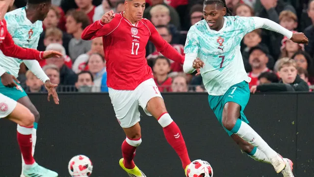
                    Será para manter? Rafael Leão veste a camisola de CR7 frente à Dinamarca
                