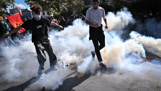 
                    Protestos estudantis intensificam-se em França. Cerca de 2.000 detidos
                