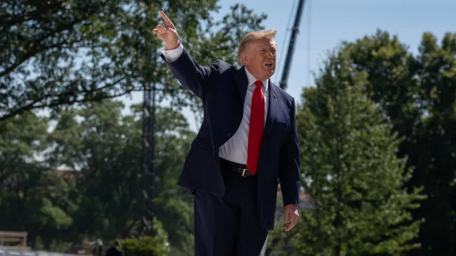 
                    Trump ameaça atacar Irão se estiver envolvido em incidente da Flydubai
                