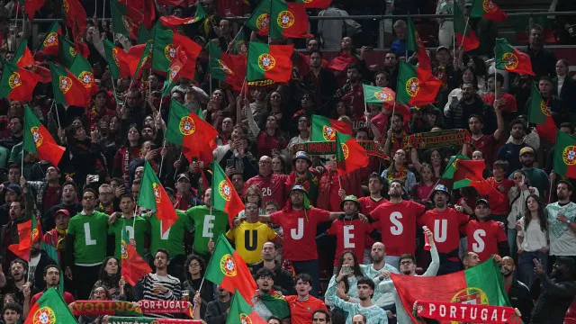 
                    Ronaldo na bancada e declaração a Jesus. As imagens do Dinamarca-Portugal
                