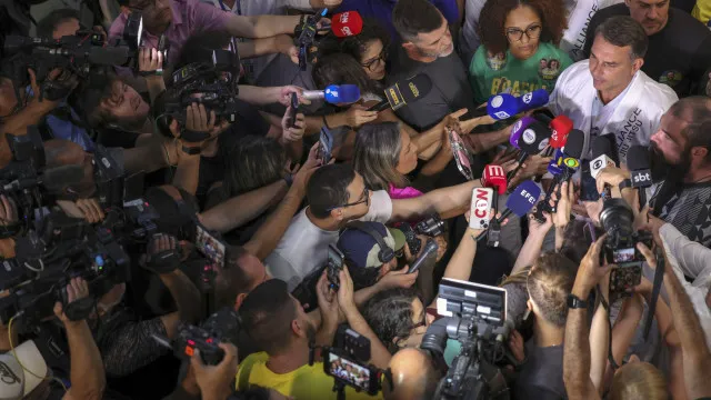
                    Globo cancela debate após desistência de última hora de Flávio Bolsonaro
                