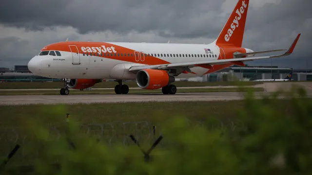 
                    Greve dos tripulantes da easyJet arranca com 80% dos voos já cancelados
                