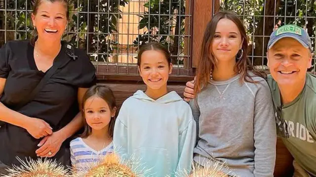 
                    Revelada a causa da morte da filha de apenas 13 anos do ator Chad Lowe
                