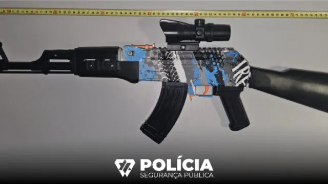 
                    Menor dispara contra carros com réplica de AK-47. Avó ajudou PSP
                
