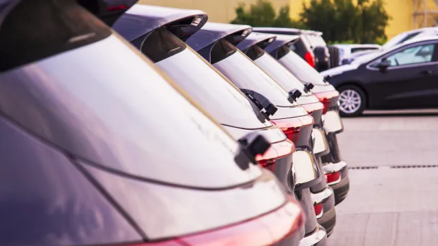 
                    Vendas de carros continuam a crescer em Portugal. Elétricos em destaque
                
