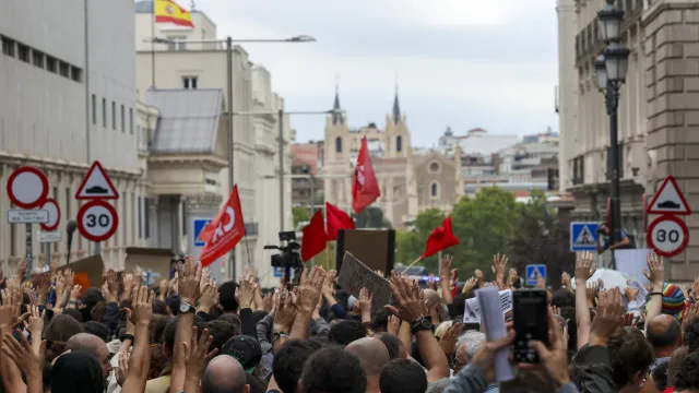 
                    Centenas protestam junto ao parlamento espanhol por medidas de habitação
                