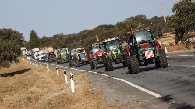 
                    Agricultores em marcha lenta em Serpa contra aumento dos custos
                