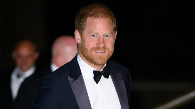 
                    Príncipe Harry aparece de surpresa em gala de apoio à Ucrânia
                