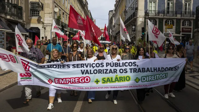 
                    Milhares de trabalhadores manifestam-se no Ministério das Finanças
                