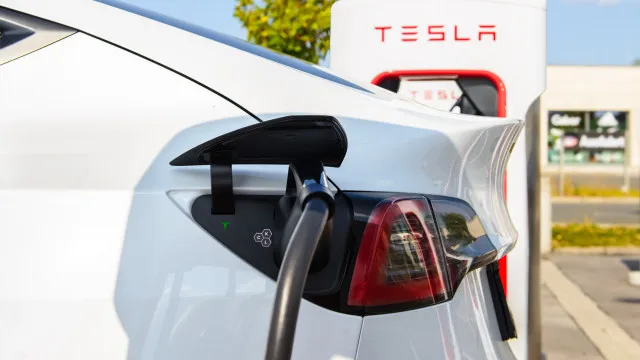 
                    Tesla permite arrancar com cabo ligado (mas pode sair caro)
                