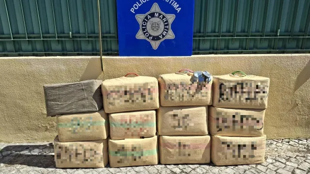 
                    Polícia Marítima apreende 580 quilos de droga em praia de Grândola
                