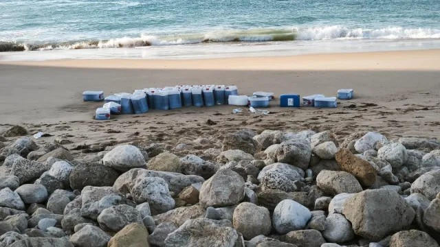 
                    GNR apreende embarcação e 2 mil litros de combustível em Vila do Bispo
                