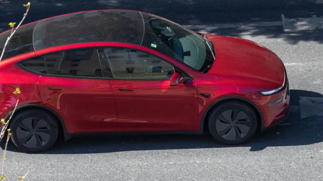 
                    Tesla 