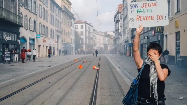 
                    Barricadas desaparecem no liceu onde começou movimento estudantil francês
                