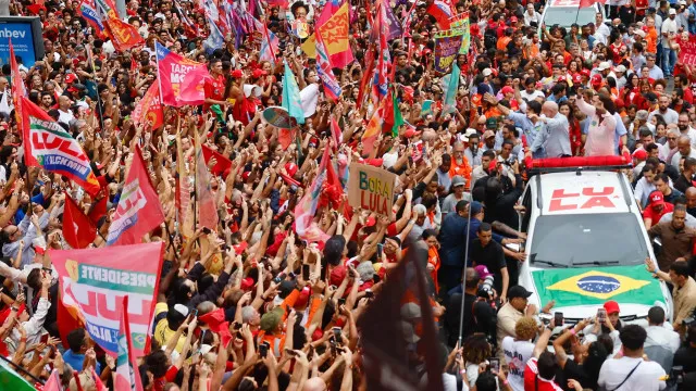 
                    Rio de Janeiro acolhe Lula de braços abertos num Carnaval fora de época
                