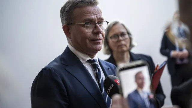 
                    Governo finlandês ultrapassa moções de censura devido a Médio Oriente
                