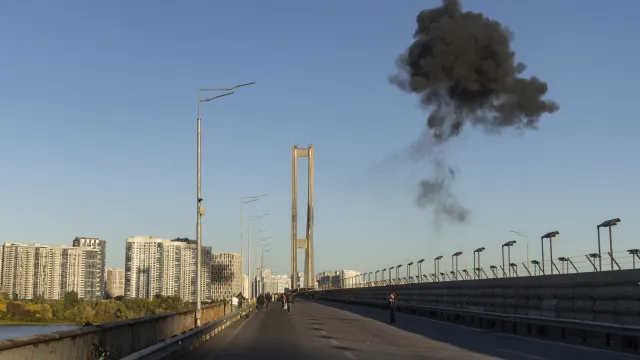 
                    Ataque russo atinge outra importante ponte em Kyiv
                