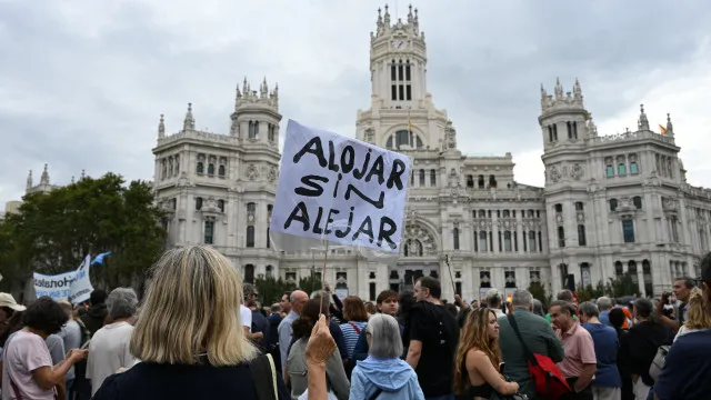 
                    Protestos pelo direito à habitação juntam milhares em Madrid
                