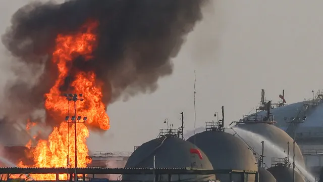 
                    Chamas numa instalação da petrolífera saudita Aramco perto de Riade
                