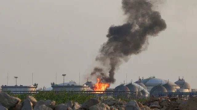 
                    Hutis anunciam ataques à petrolífera saudita Aramco após bombardeamentos
                